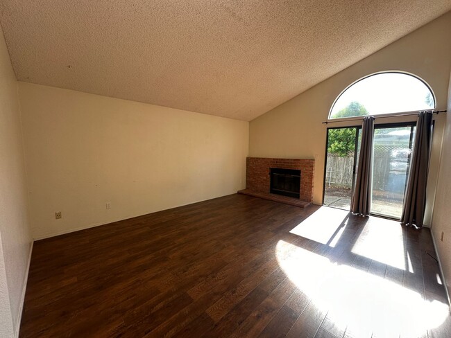 Foto del edificio - M Section, Single Level Close to SSU!!