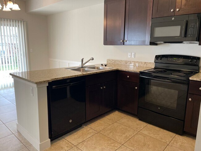 Foto del edificio - 3 Bedroom, 2 1/2 Bath, Townhouse w/ 2-Car Garage by Stoney Creek, Shelby Township