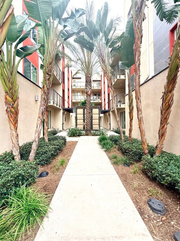 Foto principal - Newer 2 bedroom 2 bath luxury SMART HOME c...