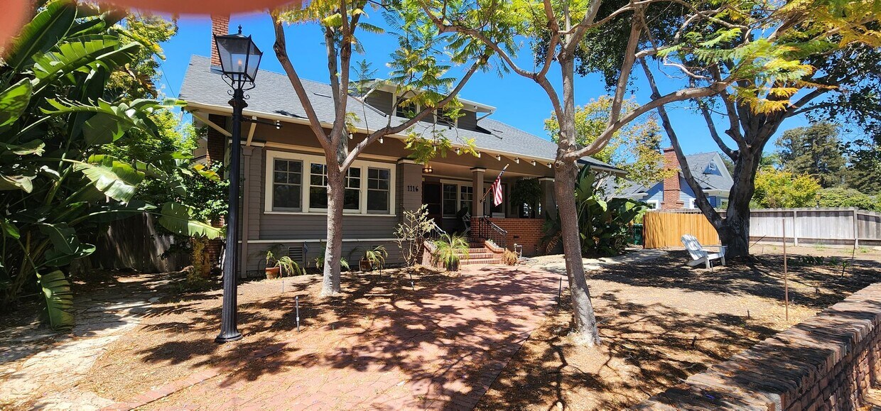 Building Photo - Large Home in heart of downtown yet close to campus and stores