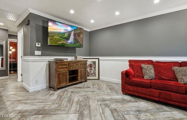 Building Photo - 2 br, 2.5 bath Townhome - 3941 Montclair Rd