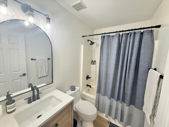 Foto del edificio - Beautifully Remodeled Home Backing to Open Space & High Line Canal Trail!