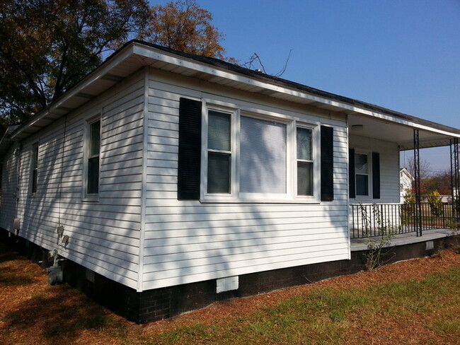 Building Photo - Beautiful 3 B/R, 1 Bath For Rent!