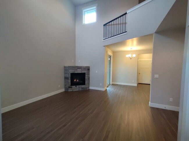 Building Photo - Spacious 3 bedroom 2.5 bath w/ an office a...