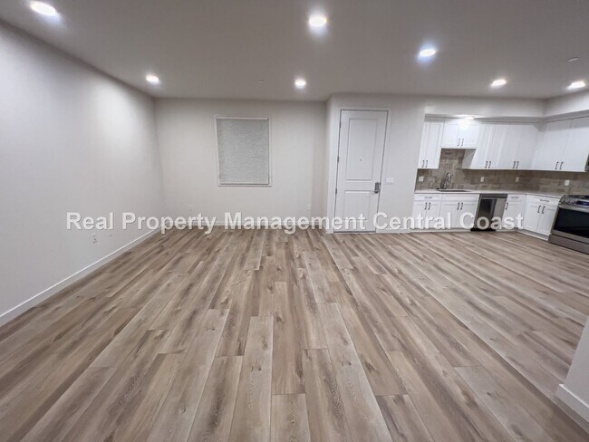 Building Photo - AVAILABLE NOW - New Condo With Views in Vi...
