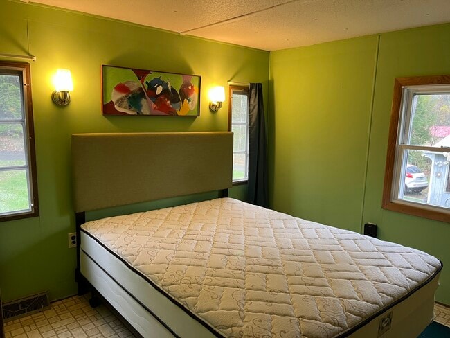 Master Bedroom - 103 May St
