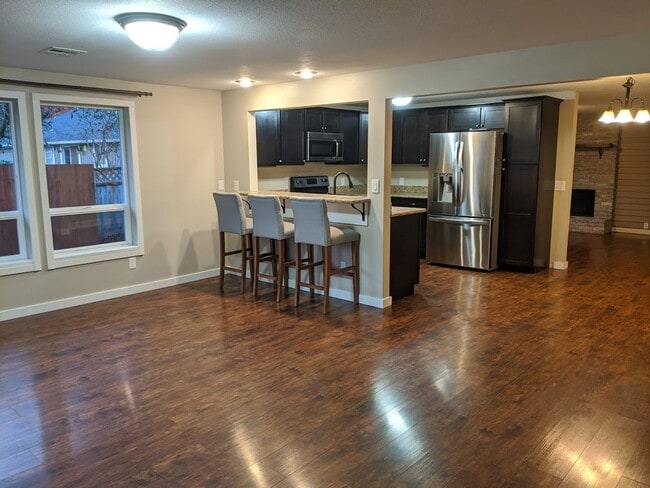 Building Photo - Updated 3bd/2bth Home with Solid Surface F...