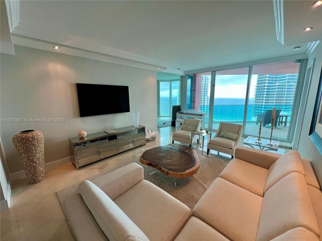 Primary Photo - 300 South Pointe Dr