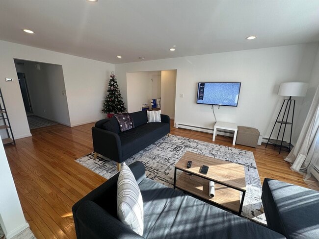 Building Photo - 531 Day Ave