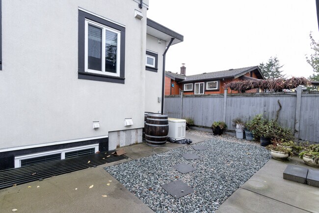 Building Photo - 11297 86 Av