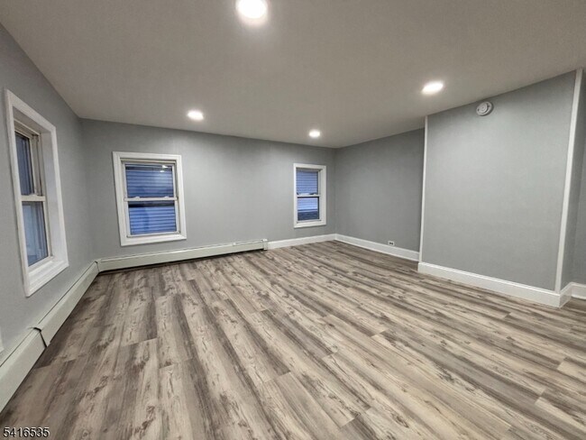 Foto del edificio - 318 E 1st Ave