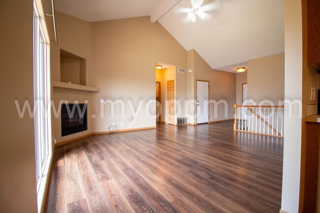 Foto del edificio - spacious 4-bedroom, 3-bathroom