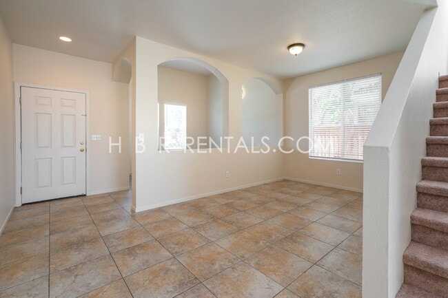Building Photo - Charming 4-Bed, 2.5-Bath Home in Tracy’s E...