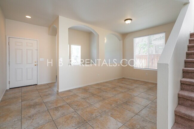 Foto del edificio - Charming 4-Bed, 2.5-Bath Home in Tracy’s E...