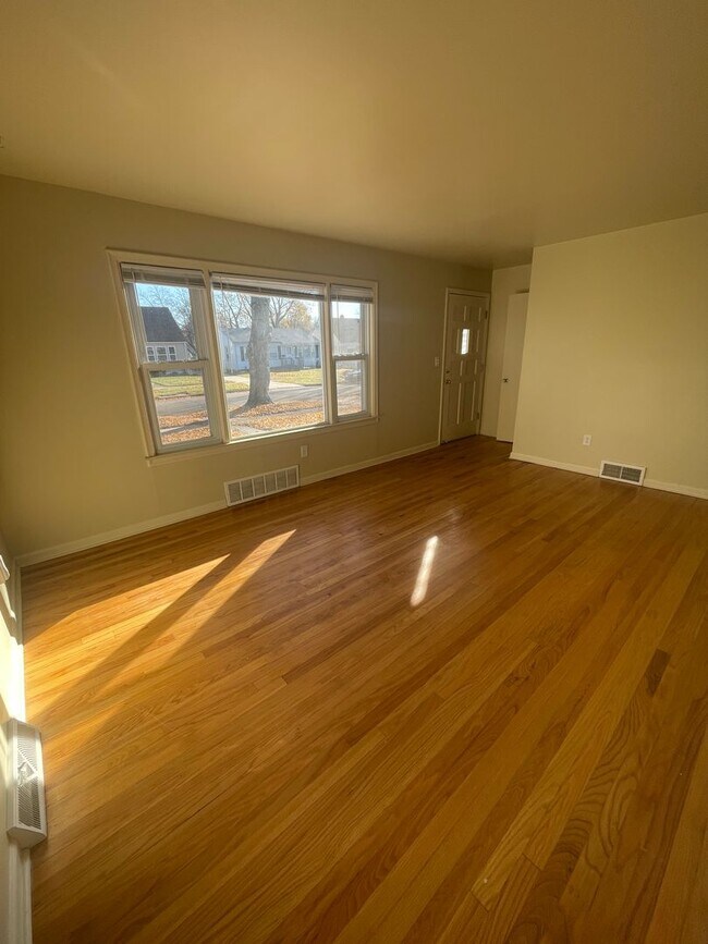 Foto del edificio - Two-Story Home in Ypsilanti Township