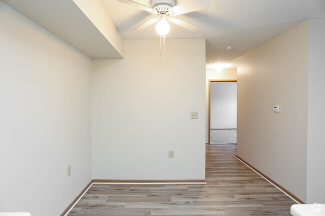 2BR, 2BA - 918SF - Dining Room - Meadow Brook