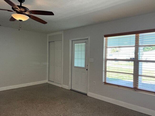 Building Photo - * Coming Soon* 2 Bedroom 1 Bath 2 Blocks from the Ocean