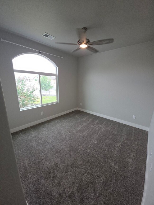 Building Photo - Like-New 3 Bed, 2 Bath Home in a Fantastic...