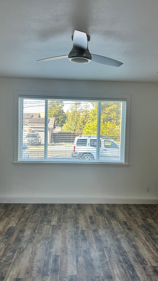 Building Photo - 5218 Laurel Dr