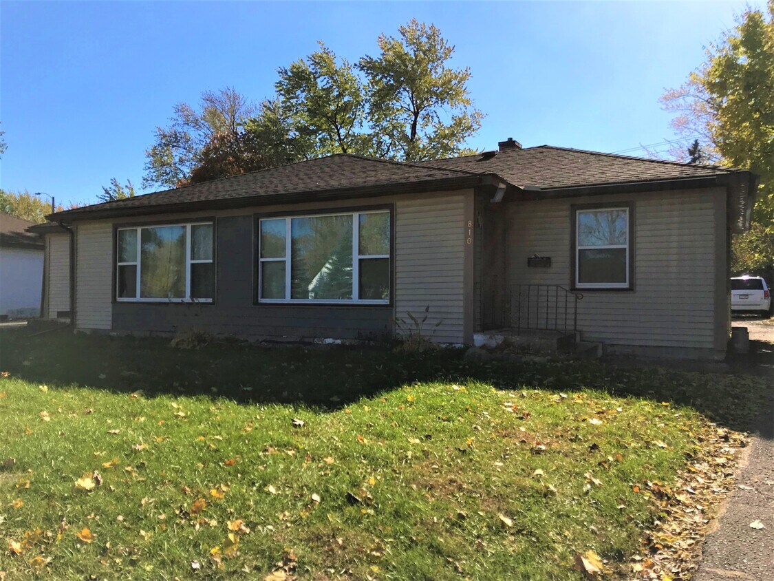 Foto principal - 810 E Main St