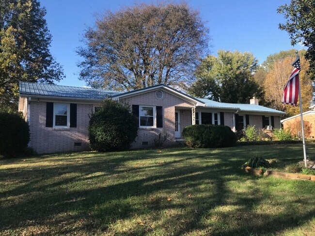 3 BR brick home with mature landscaping. - 4012 park dr