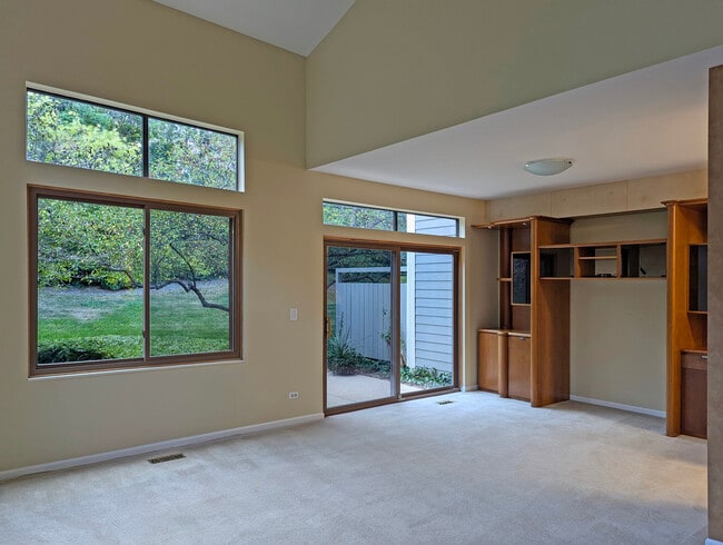 Building Photo - 386 WHITE OAK Ln