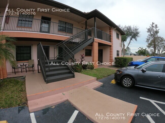 Building Photo - Spacious First Floor Ridge Groves Condo