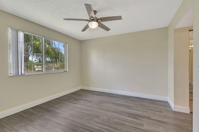 Building Photo - 600 Crestwood Ct N