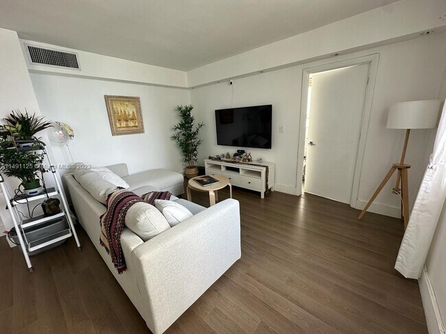 Foto del edificio - 5005 Collins Ave