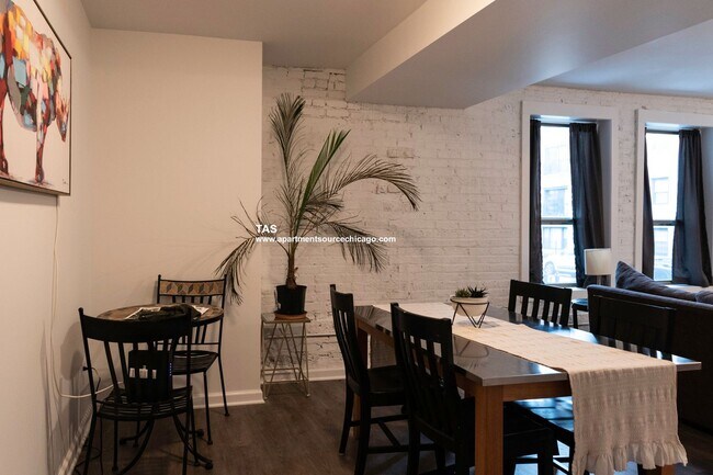 Foto del edificio - Massive Condo Quality 2 Bed / 2.5 Bath Duplex Down in Wrigleyville!