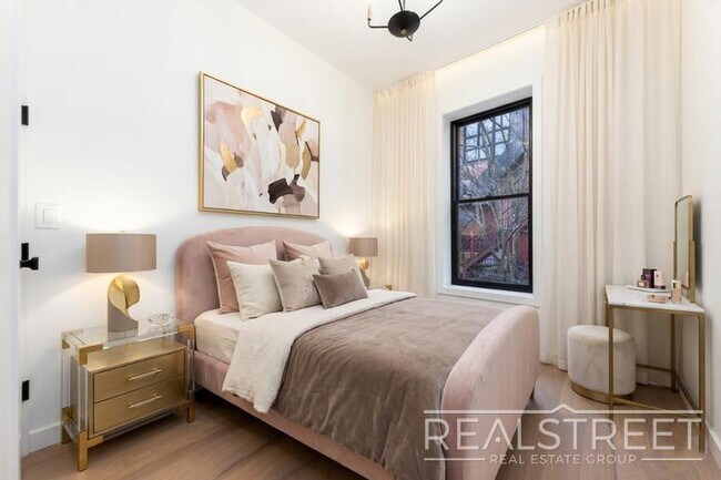 Foto del edificio - Stunning Brand New 3 Bed 2 Bath in Crown Heights Brownstone!