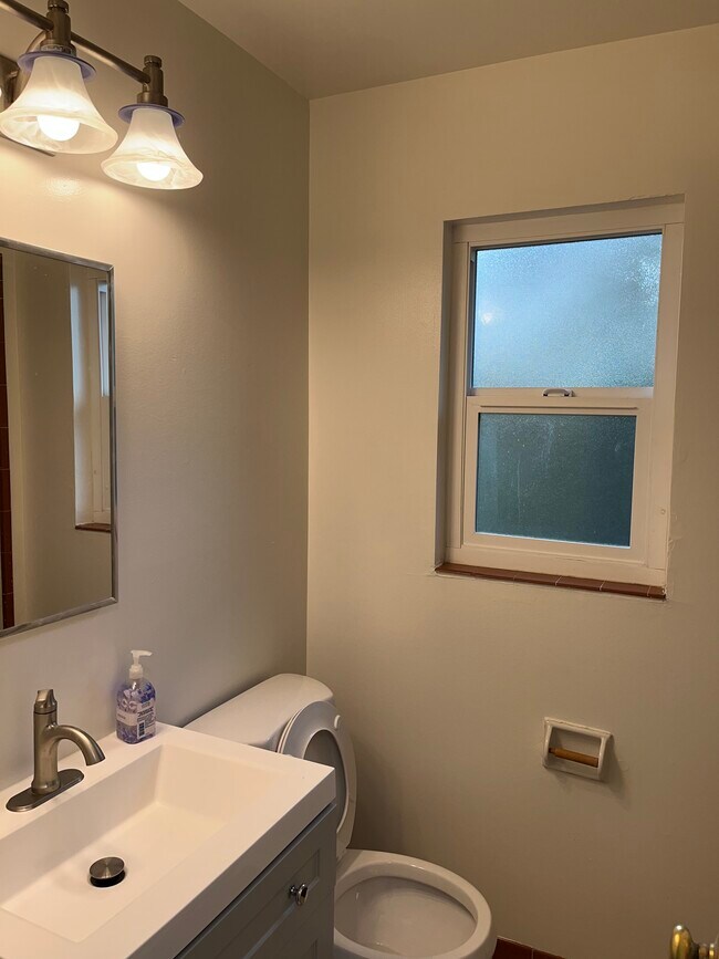 Building Photo - 20 E 41st Plz