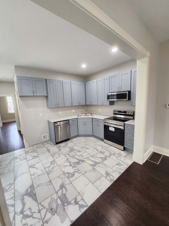 Building Photo - Newly Renovated One Bedroom Available