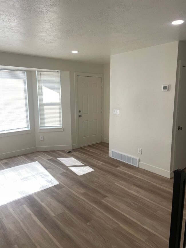 Foto del edificio - 3 Bedroom, 1 Bath Twin Home In West Jordan