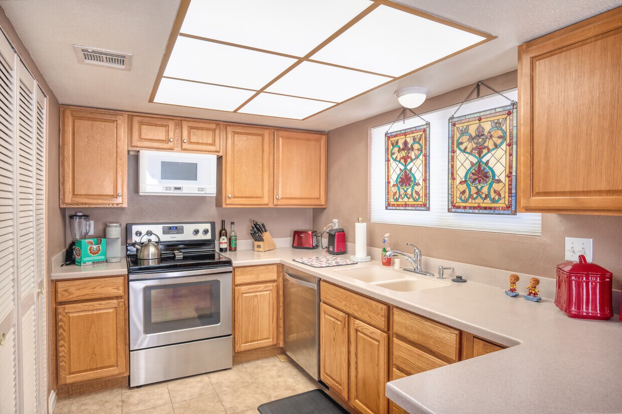 Foto del edificio - 4674 Monterey Cir