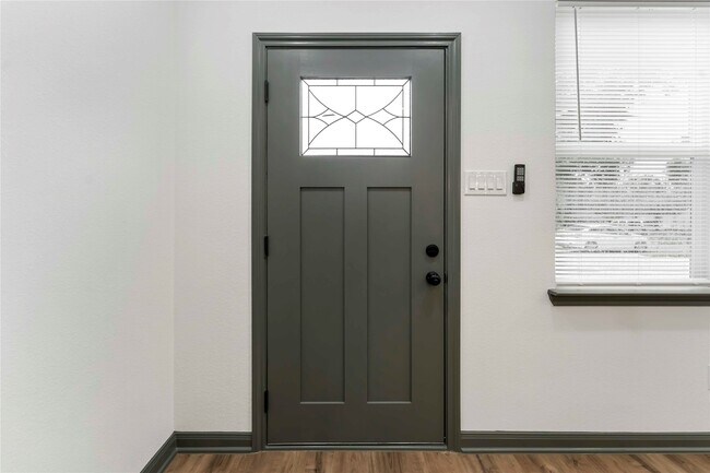 Foto del edificio - 7987 Chateau St