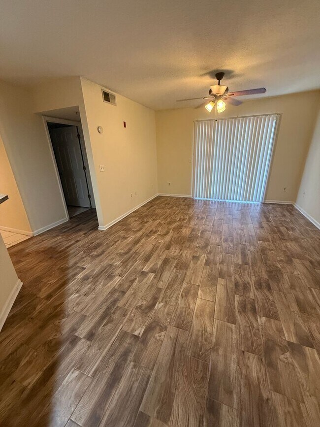 Foto del edificio - Waterford Lakes - 2 bed/2 bath condo AVAILABLE NOW!