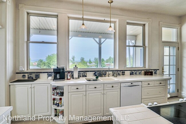 Building Photo - 3 br, 1 bath House - 154 River St