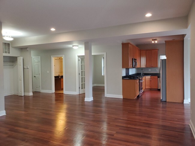 Foto del edificio - 7240 S South Shore Dr