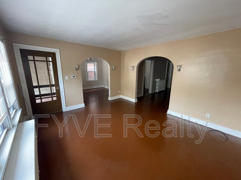 Foto principal - 5815 Lincoln Ave