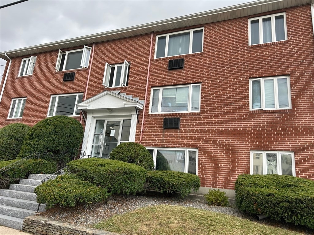 Primary Photo - 133 Warren St