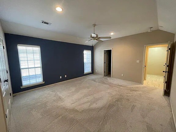 Foto del edificio - Comfy 3 bd/2 bth home in quiet neighborhood. Walk to the grocery store. 10 minutes to downtown. A...