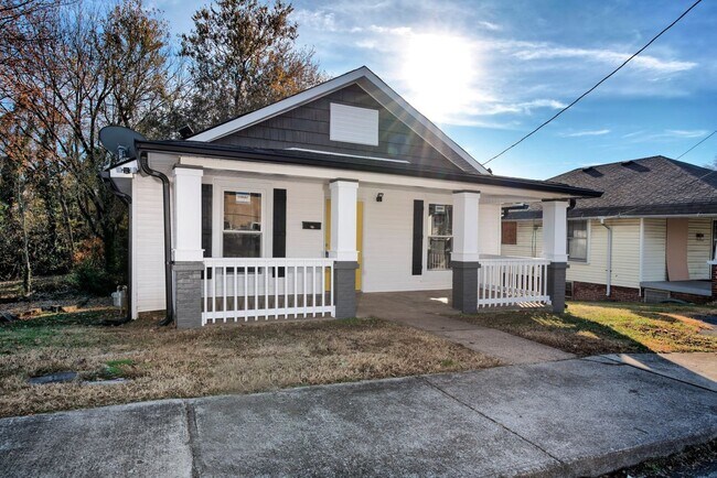 Building Photo - 2 Bedroom Home For Rent Near The Old Train Station!