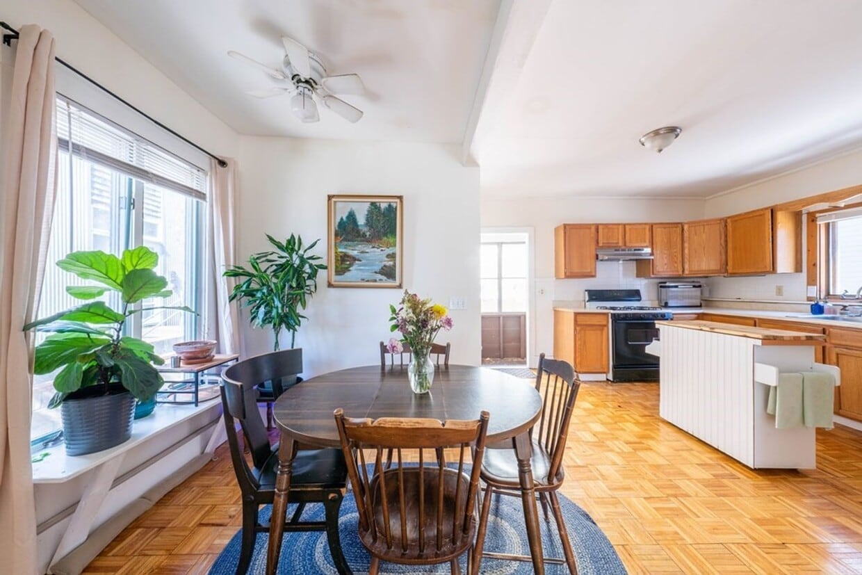 Check out this awesome 3 bed 2 bath in Somerville. - Check out this awesome 3 bed 2 bath in Somerville.