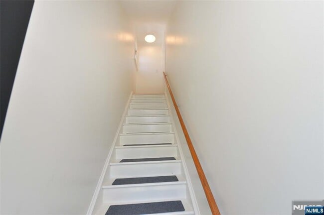 Foto del edificio - 244 Van Winkle Ave