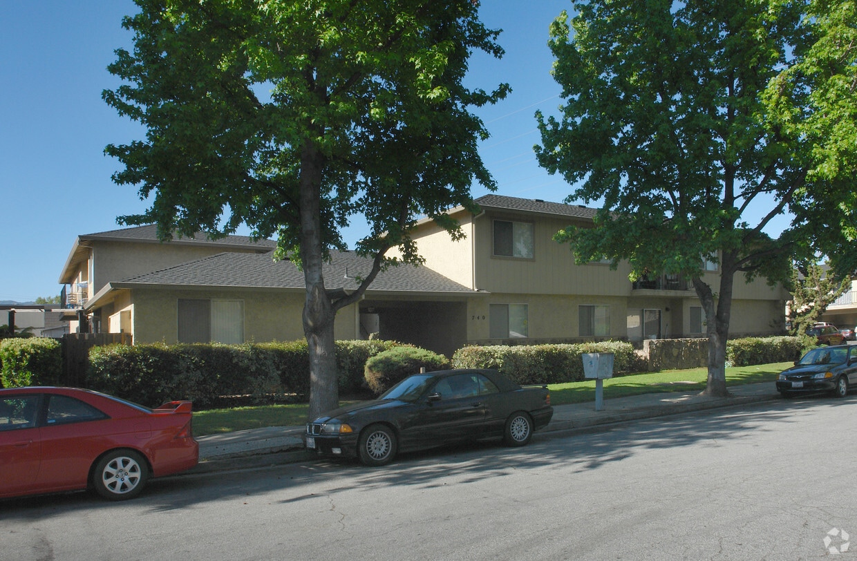 Primary Photo - Carolyn Apartments