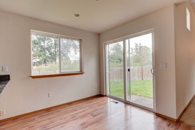 Foto del edificio - 3 Bedroom 2.5 Bath with 3 Car Garage