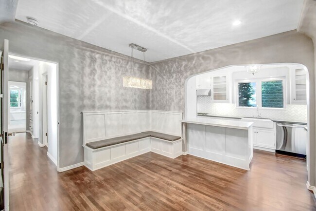 Foto del edificio - Luxurious Remodeled Home with ADU in Valley Village
