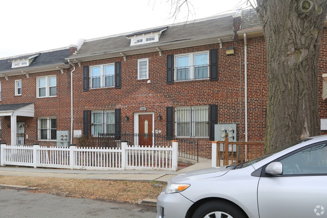 Building Photo - 1707 Capitol Ave NE