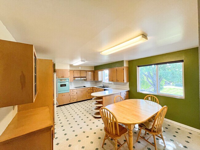 Building Photo - Separate  living spaces!